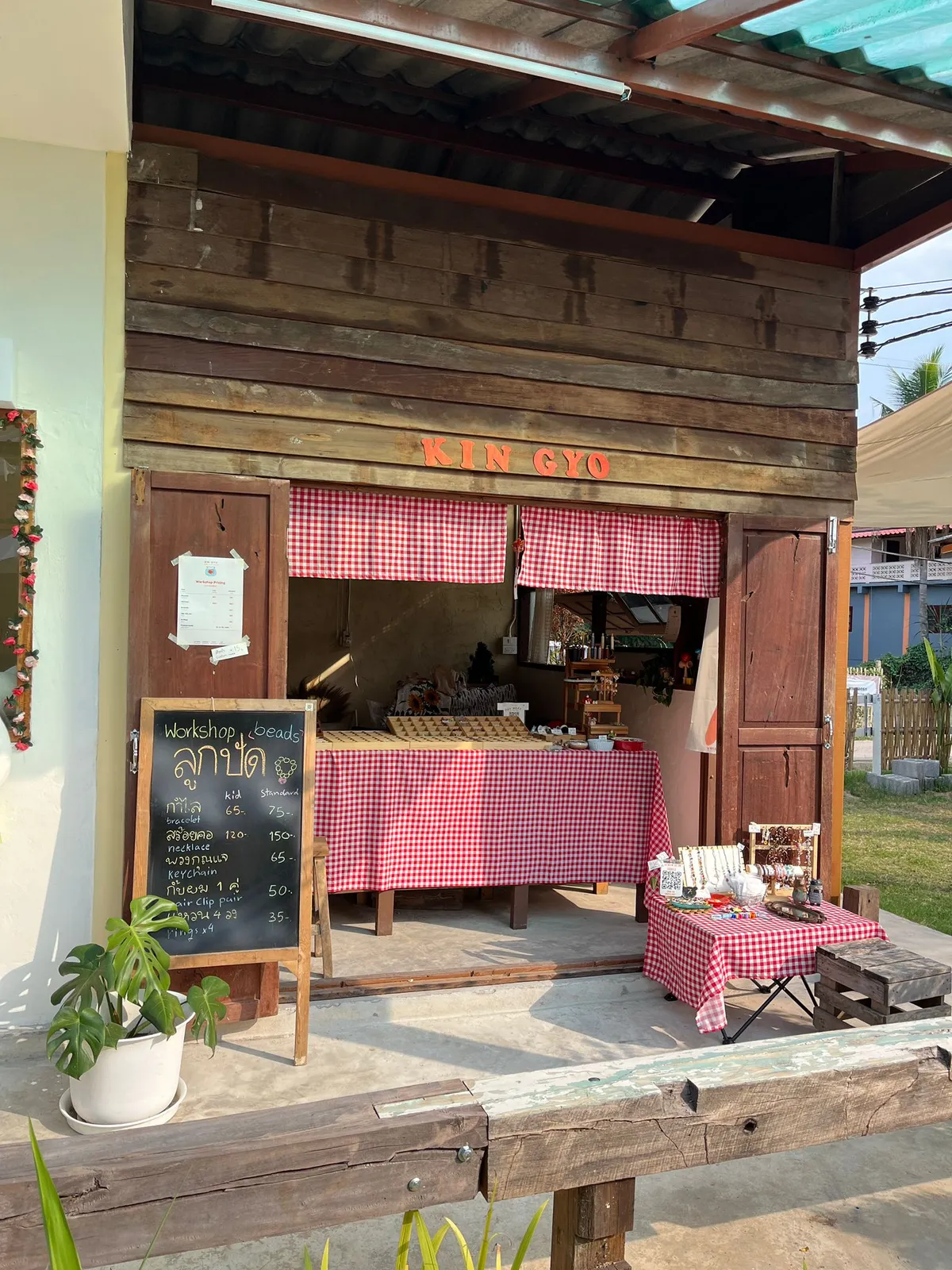 KIN-GYO workshop exterior with jewelry display and chalkboard sign.