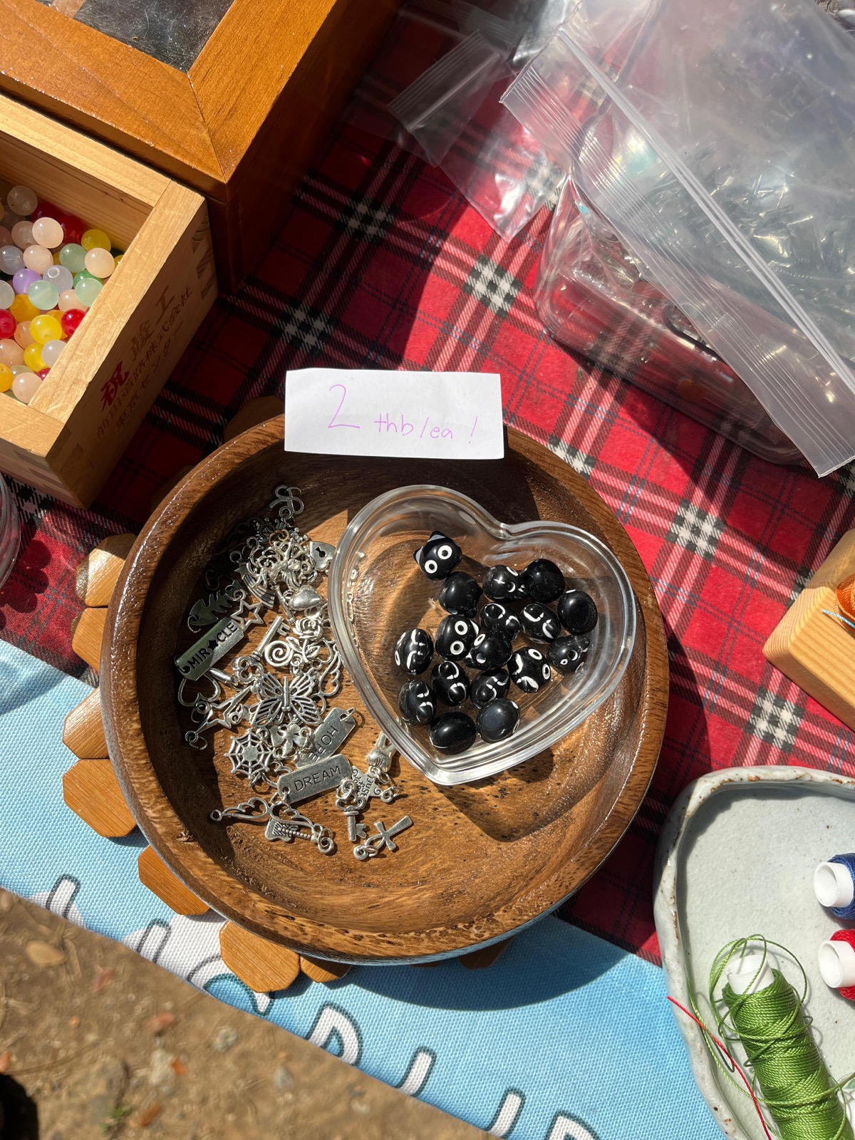 Handmade jewelry supplies displayed in bowls at KIN-GYO workshop
